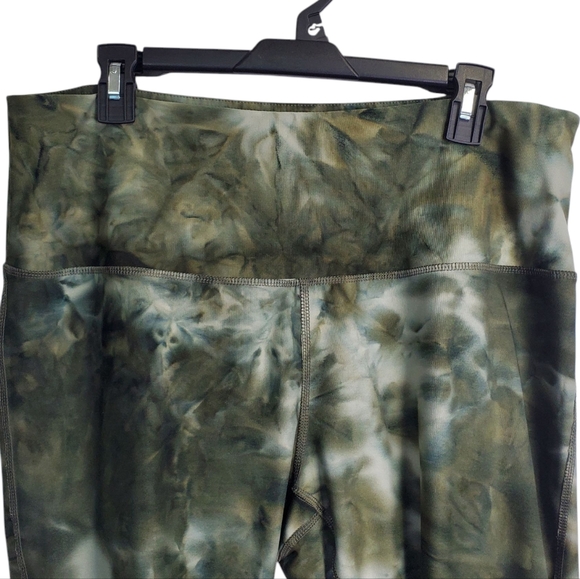 VOGO Atheletica Green Tie-Dye Capri Leggings Size 1X - Picture 3 of 7